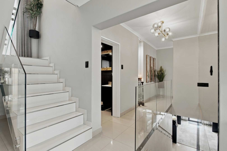7 Bedroom Property for Sale in Oranjezicht Western Cape